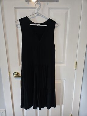 Reitmans Classic Black Sleeveless V-Neck Tiered Dress